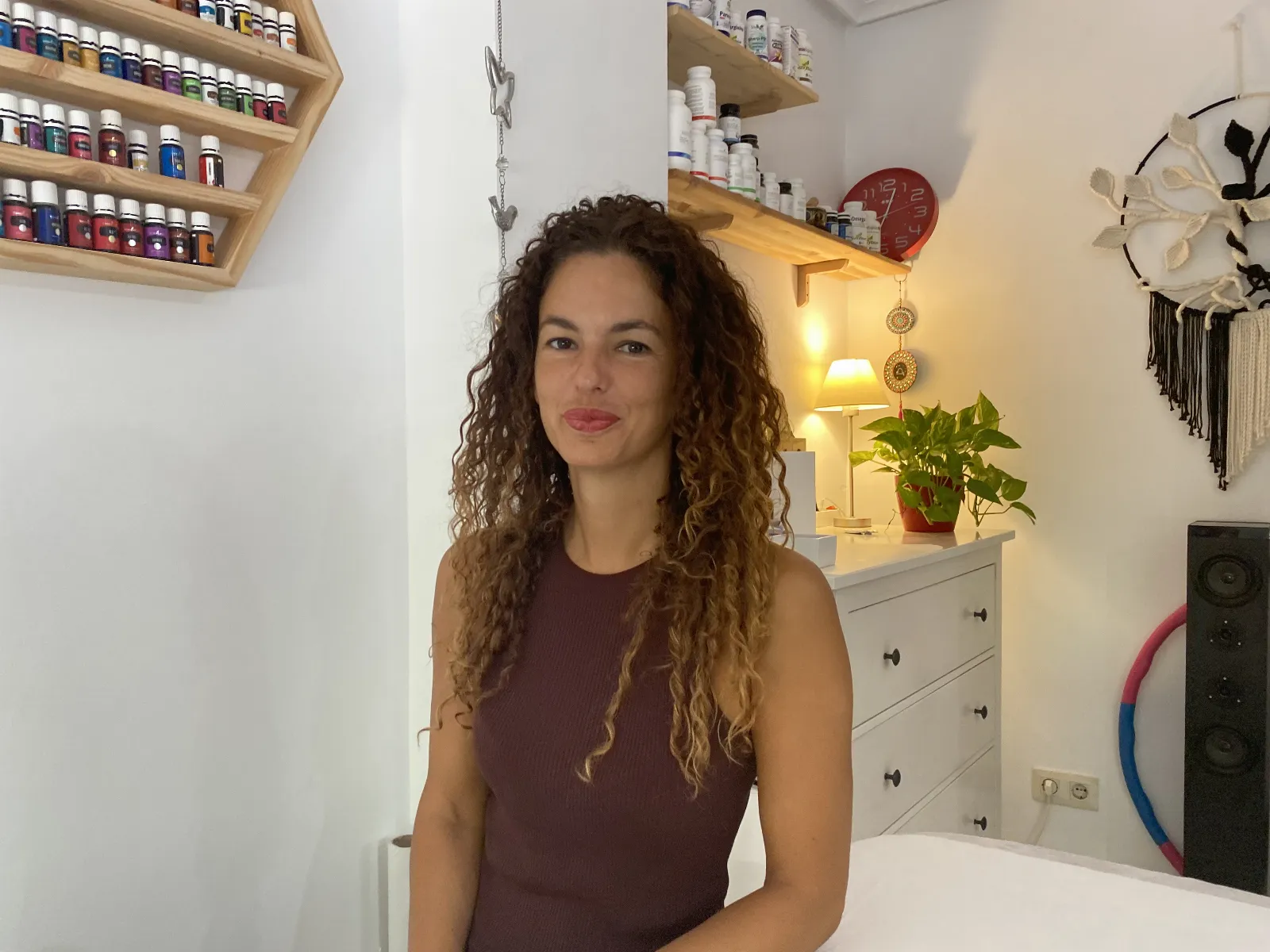 Carol Sánchez en su consulta de Elche